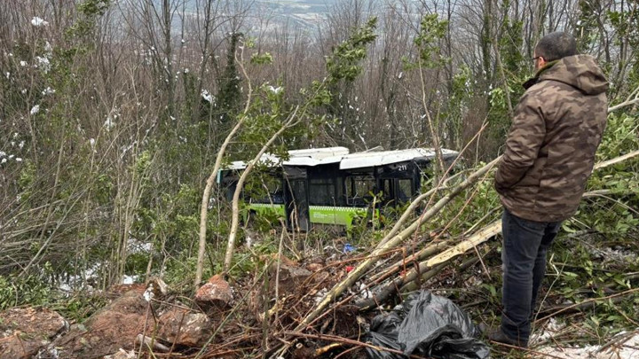 Kocaeli'de yolcu otobüsü şarampole yuvarlandı: Çok sayıda yaralı var
