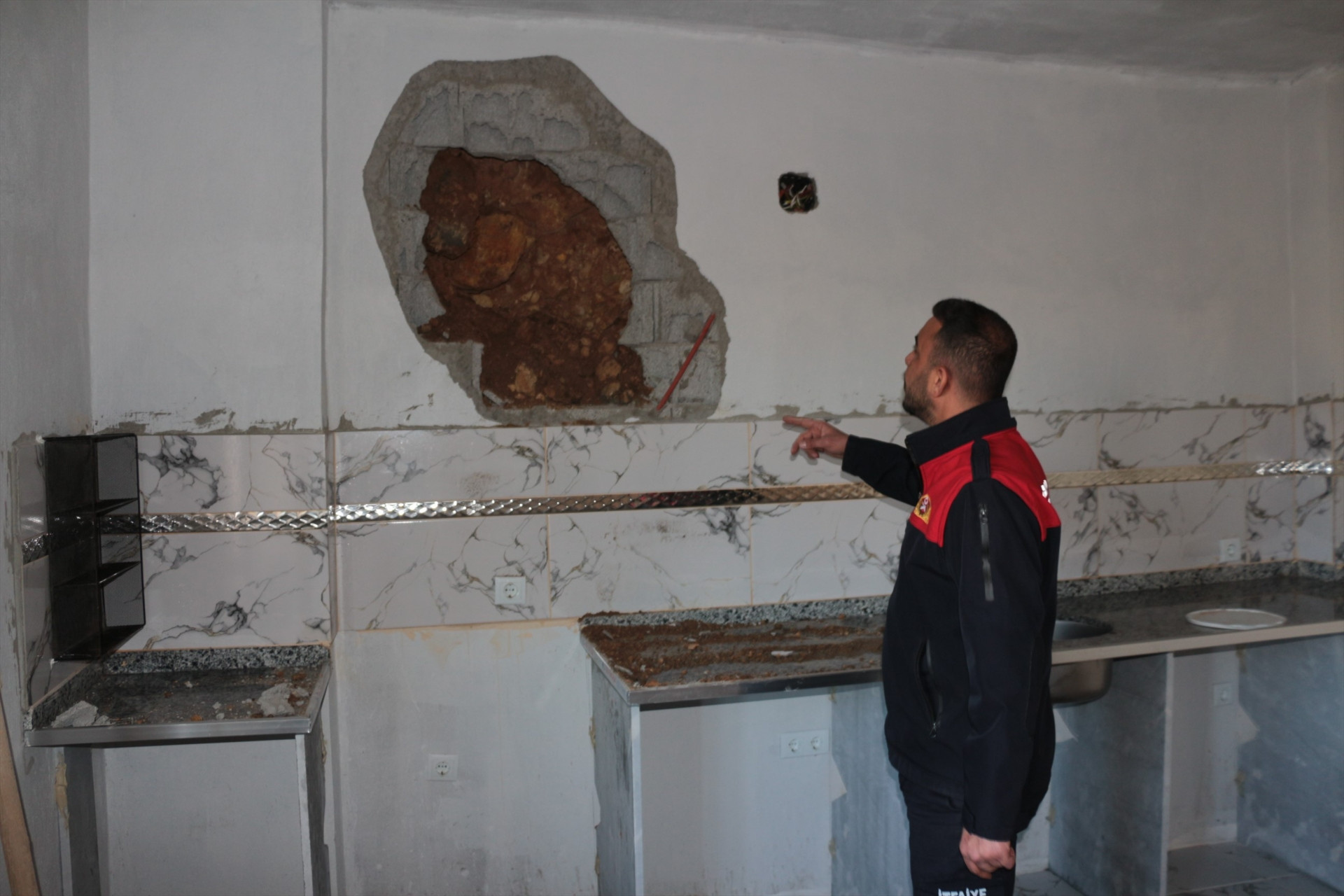 Heyelan dehşeti Dev kayalar evin üzerine düştü... 5 kişilik aile saniyelerle kurtuldu