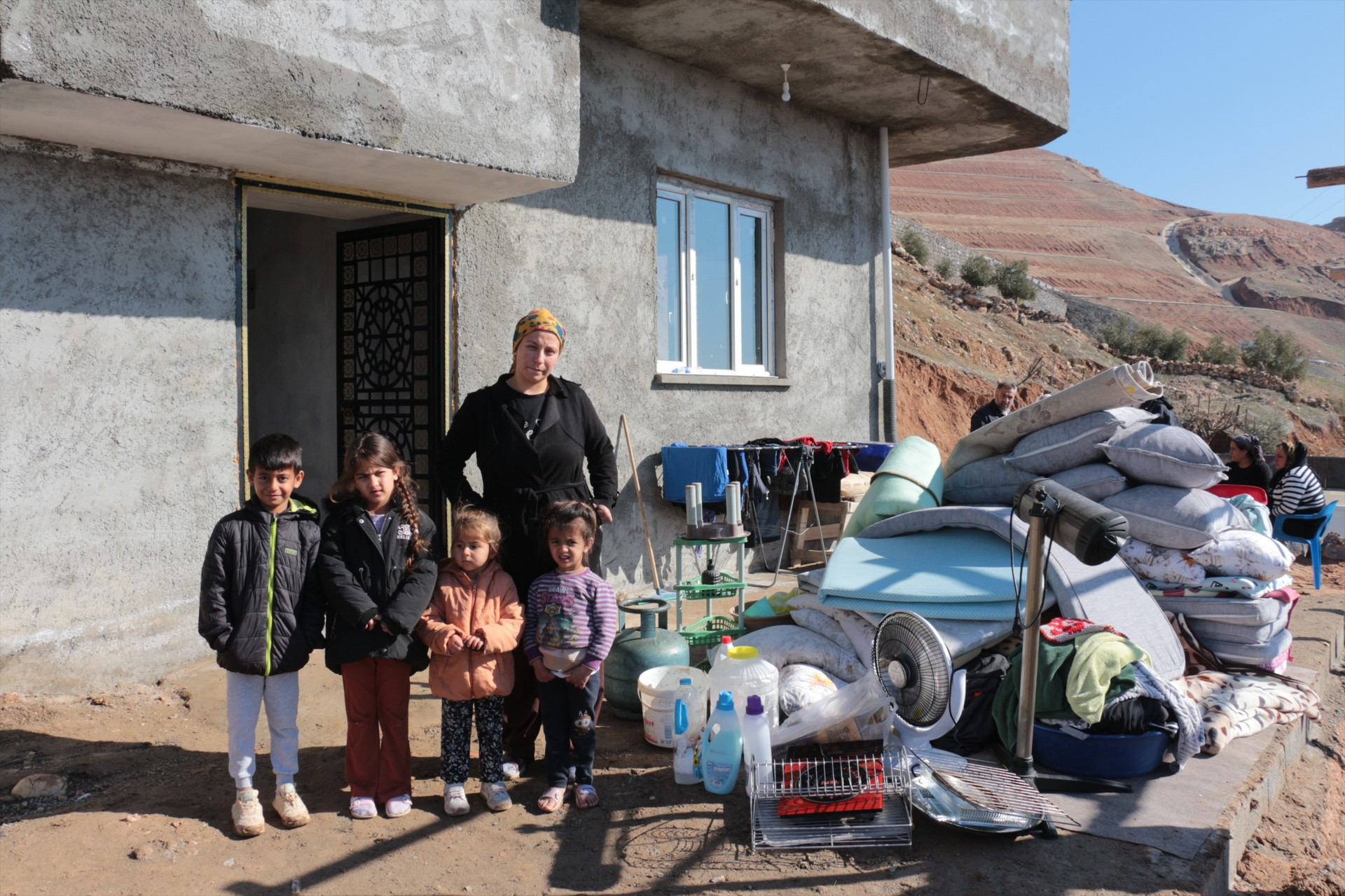 Heyelan dehşeti Dev kayalar evin üzerine düştü... 5 kişilik aile saniyelerle kurtuldu