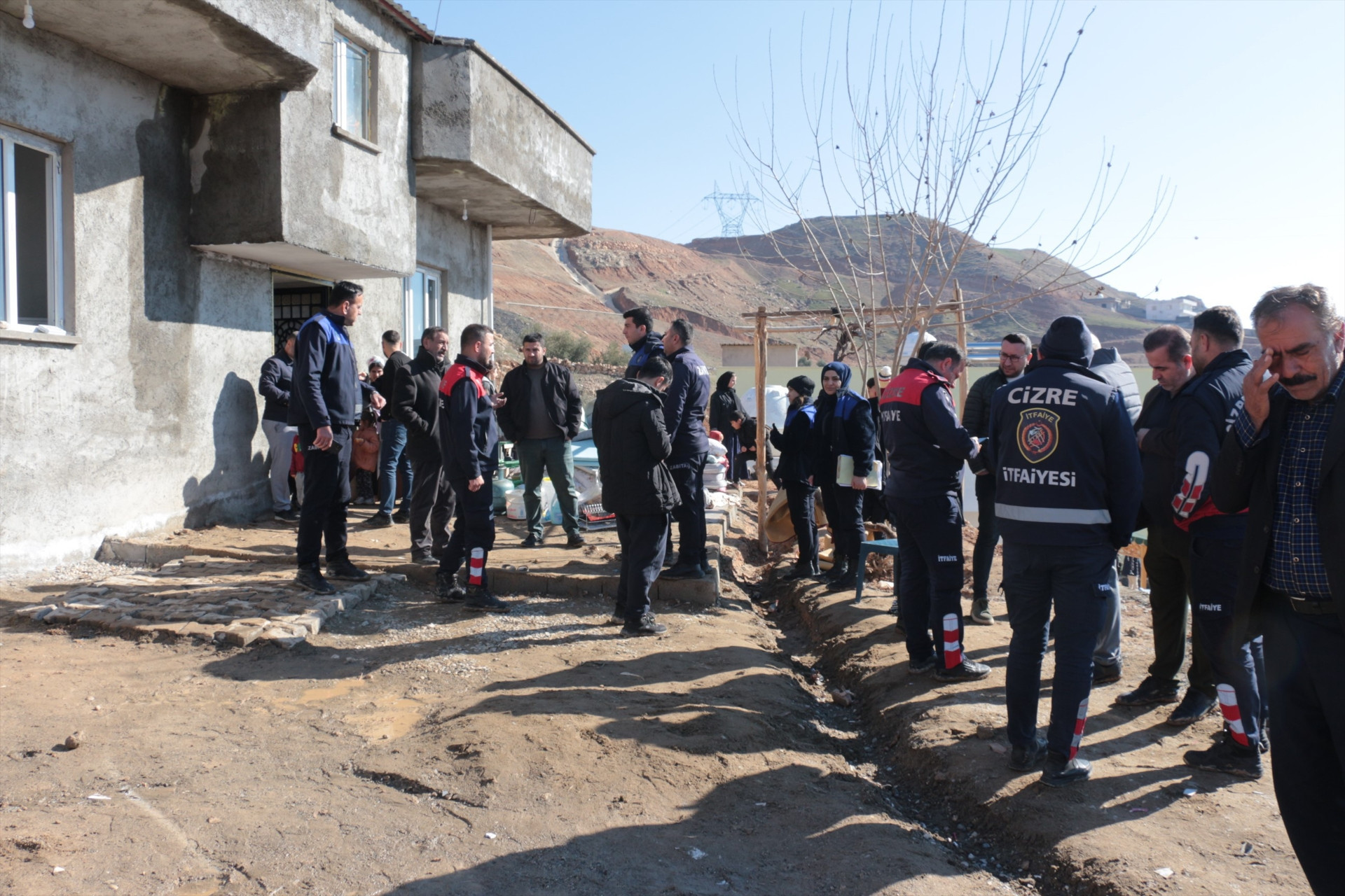 Heyelan dehşeti Dev kayalar evin üzerine düştü... 5 kişilik aile saniyelerle kurtuldu
