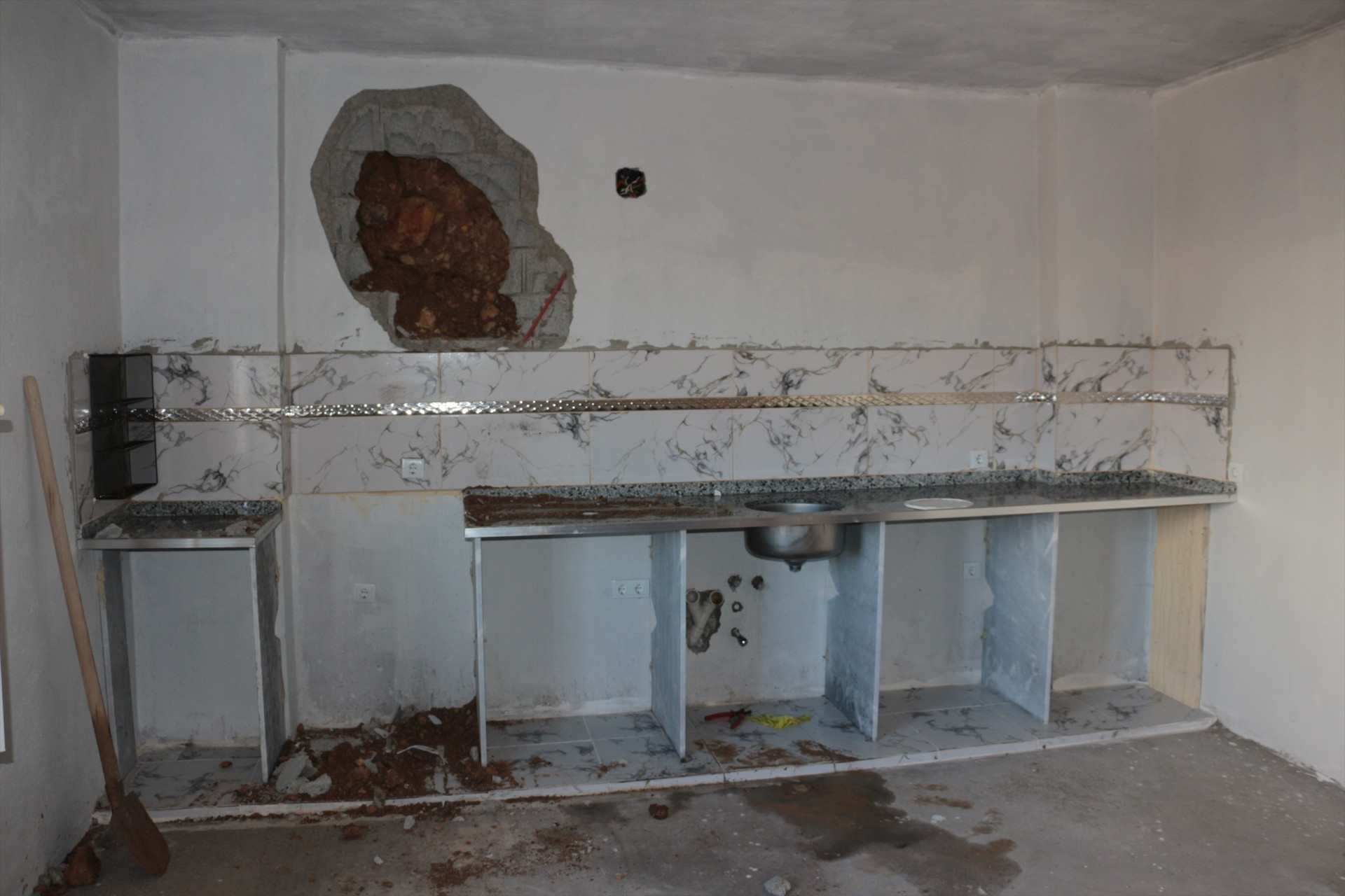 Heyelan dehşeti Dev kayalar evin üzerine düştü... 5 kişilik aile saniyelerle kurtuldu