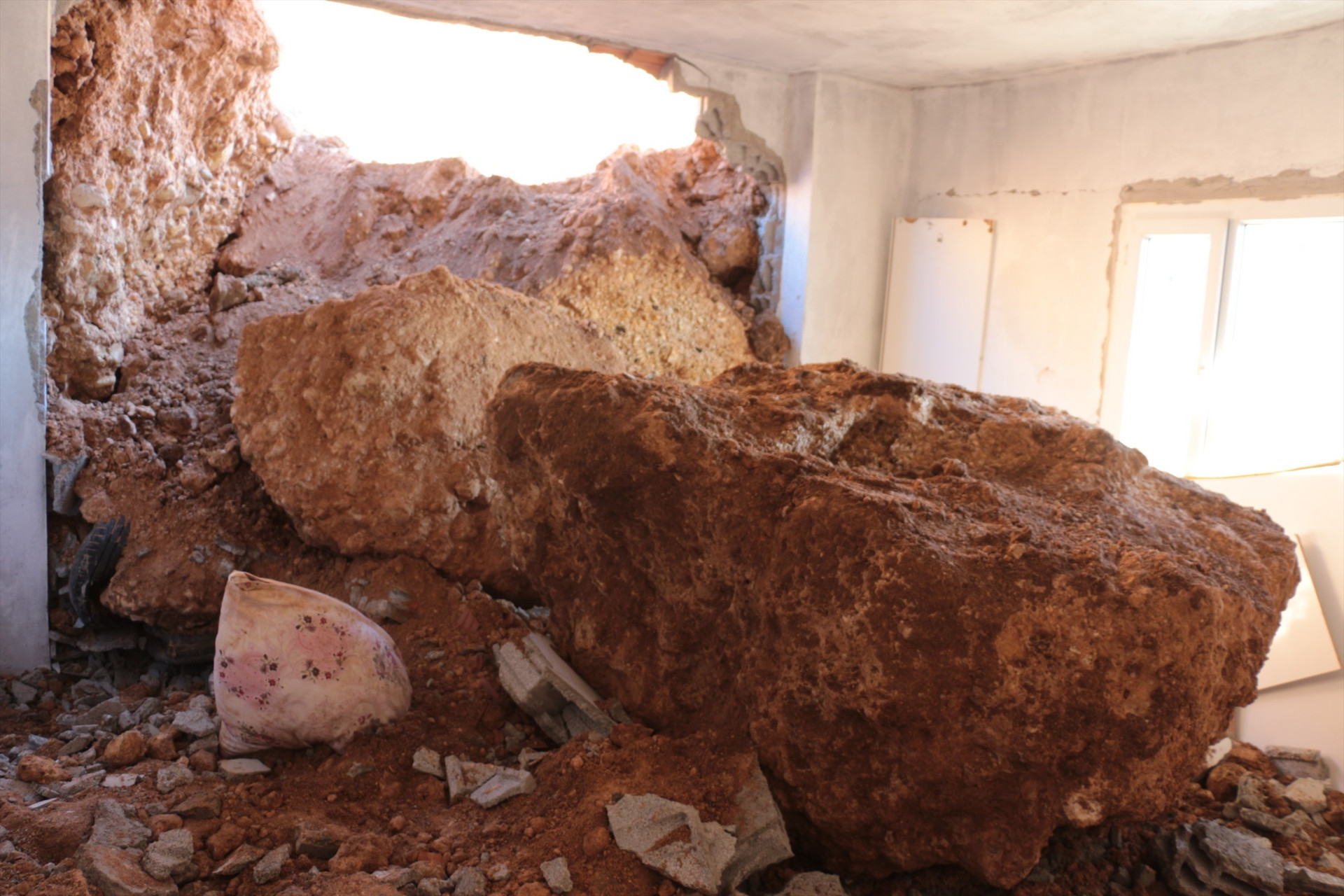 Heyelan dehşeti Dev kayalar evin üzerine düştü... 5 kişilik aile saniyelerle kurtuldu