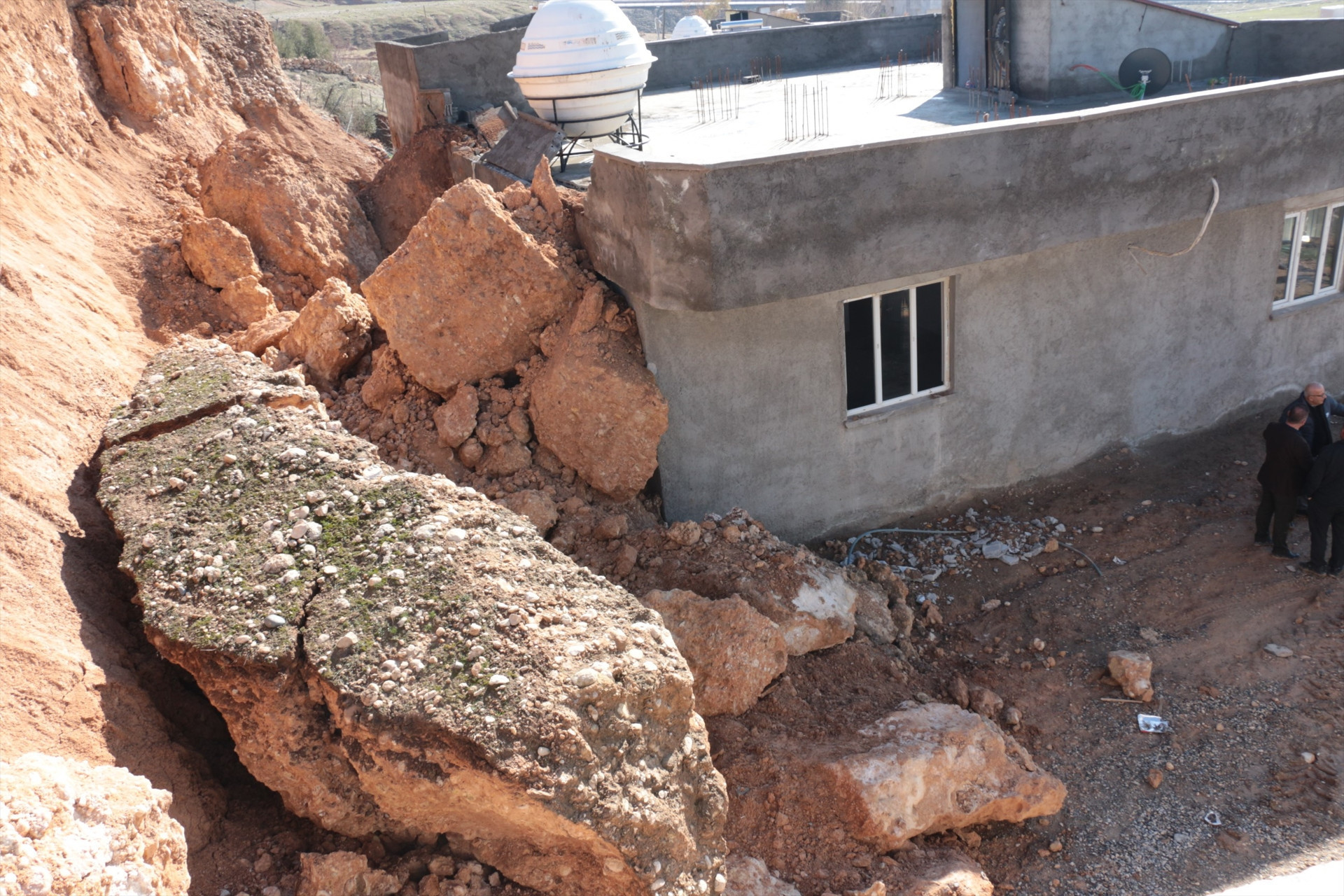 Heyelan dehşeti Dev kayalar evin üzerine düştü... 5 kişilik aile saniyelerle kurtuldu