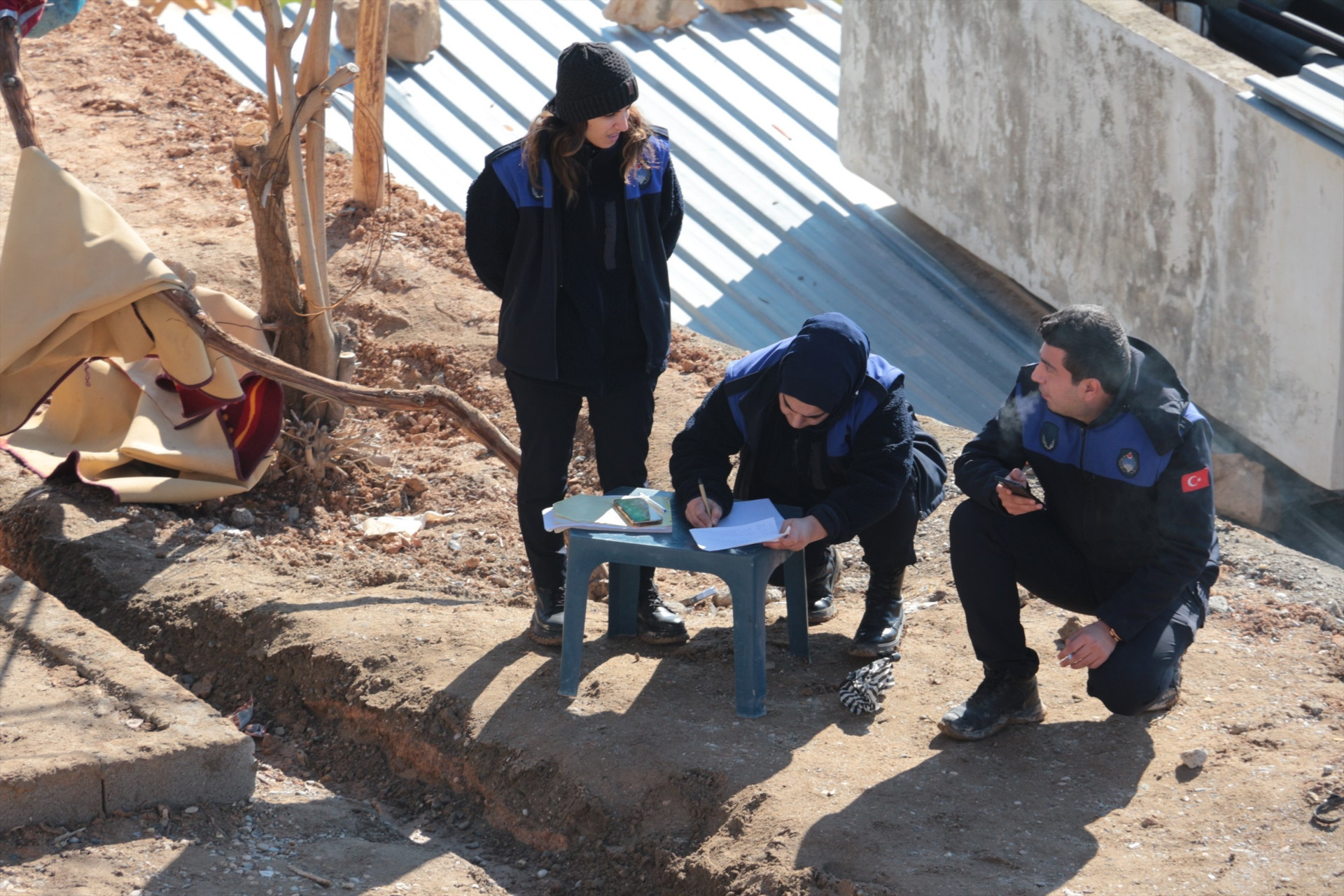 Heyelan dehşeti Dev kayalar evin üzerine düştü... 5 kişilik aile saniyelerle kurtuldu