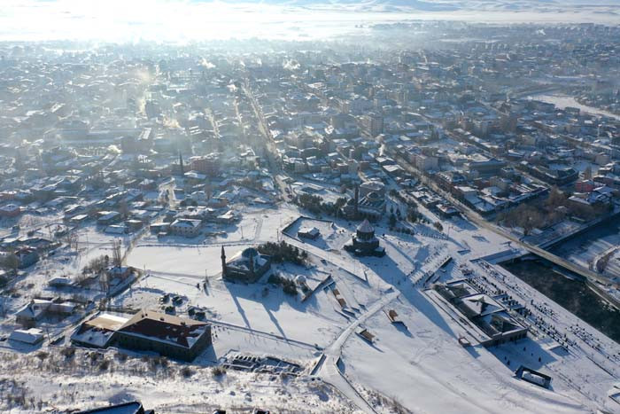  Sıfırın altında 32.7 derece ölçüldü 4 metre uzunluğunda buz sarkıtları oluştu