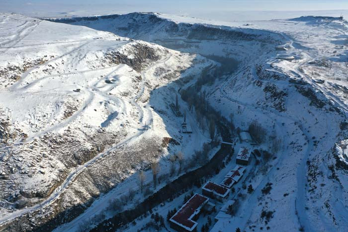  Sıfırın altında 32.7 derece ölçüldü 4 metre uzunluğunda buz sarkıtları oluştu