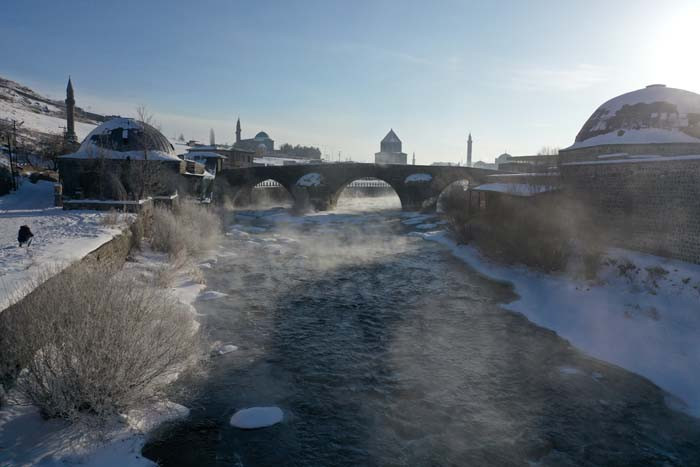  Sıfırın altında 32.7 derece ölçüldü 4 metre uzunluğunda buz sarkıtları oluştu