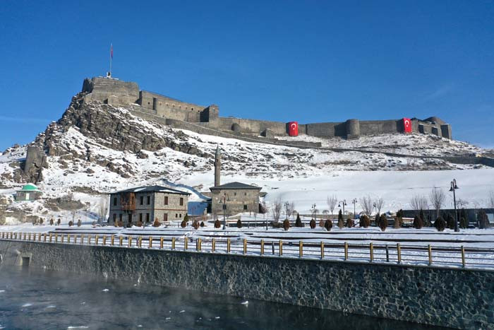  Sıfırın altında 32.7 derece ölçüldü 4 metre uzunluğunda buz sarkıtları oluştu