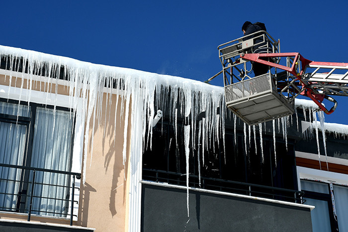  Sıfırın altında 32.7 derece ölçüldü 4 metre uzunluğunda buz sarkıtları oluştu