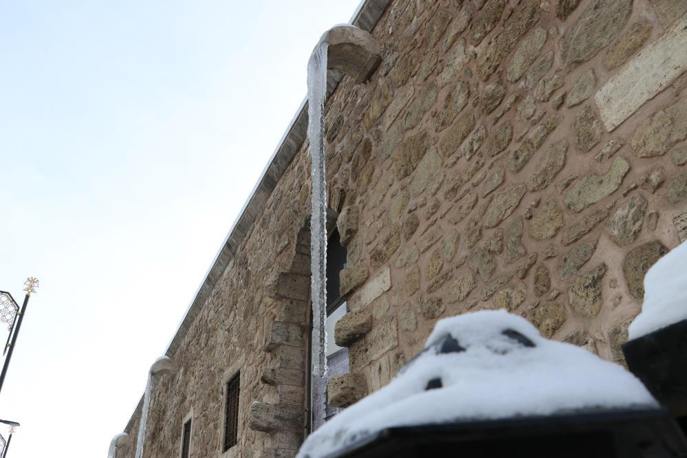  Sıfırın altında 32.7 derece ölçüldü 4 metre uzunluğunda buz sarkıtları oluştu