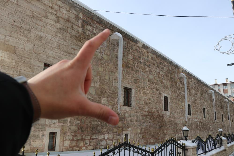  Sıfırın altında 32.7 derece ölçüldü 4 metre uzunluğunda buz sarkıtları oluştu