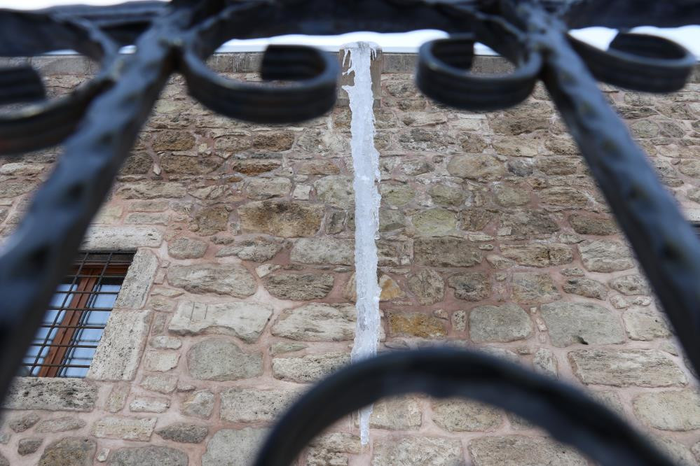  Sıfırın altında 32.7 derece ölçüldü 4 metre uzunluğunda buz sarkıtları oluştu