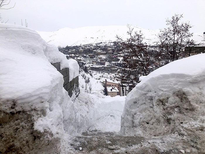  Sıfırın altında 32.7 derece ölçüldü 4 metre uzunluğunda buz sarkıtları oluştu