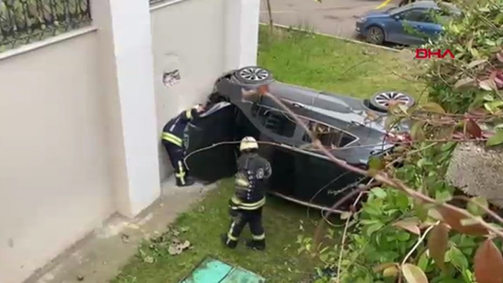 Kocaeli'de otomobil, apartman bahçesine uçtu: 2 kişi yaralandı