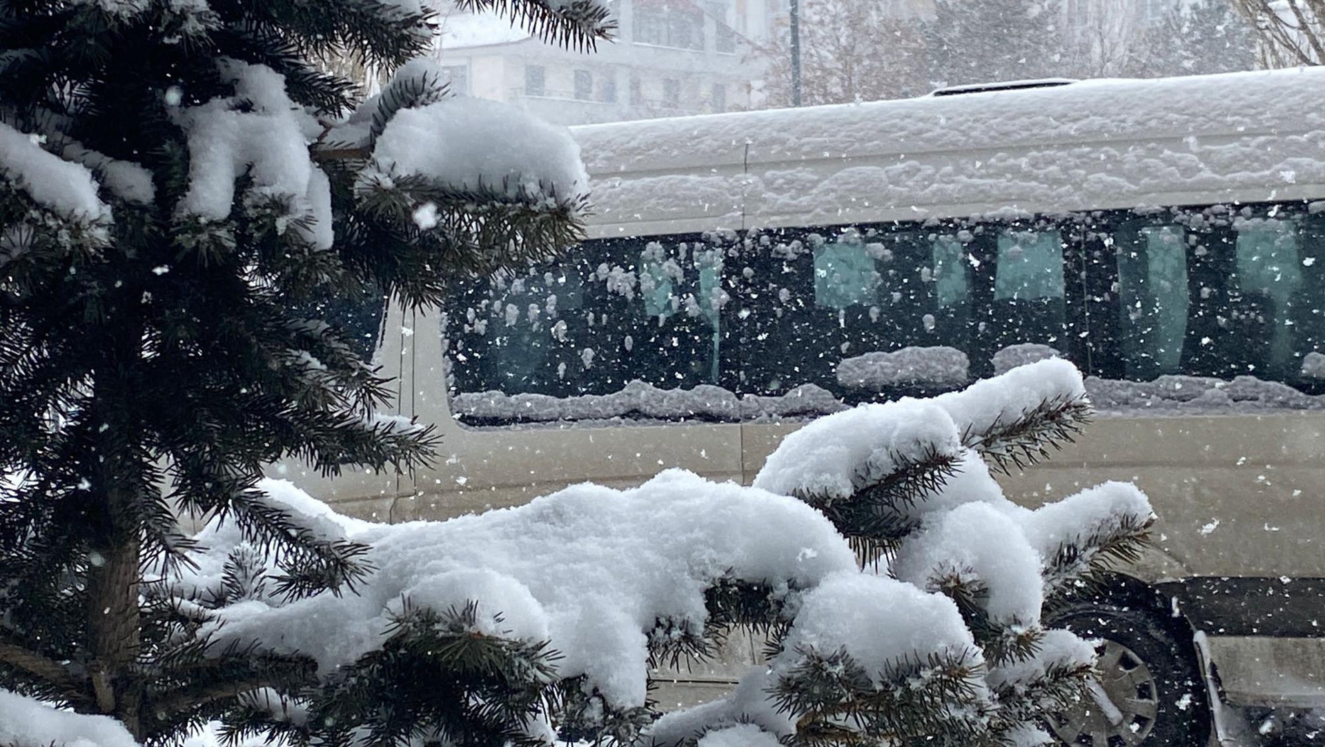 Hava sıcaklığı eksi 30,9 derece... Buz sarkıtları insan boyuna ulaştı