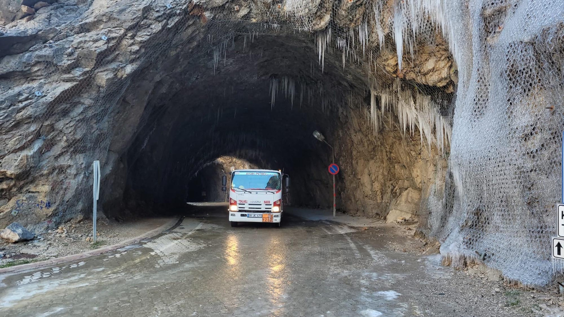 Hava sıcaklığı eksi 30,9 derece... Buz sarkıtları insan boyuna ulaştı