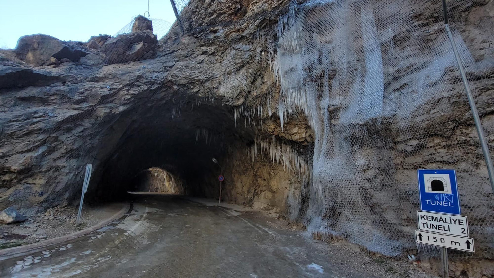 Hava sıcaklığı eksi 30,9 derece... Buz sarkıtları insan boyuna ulaştı