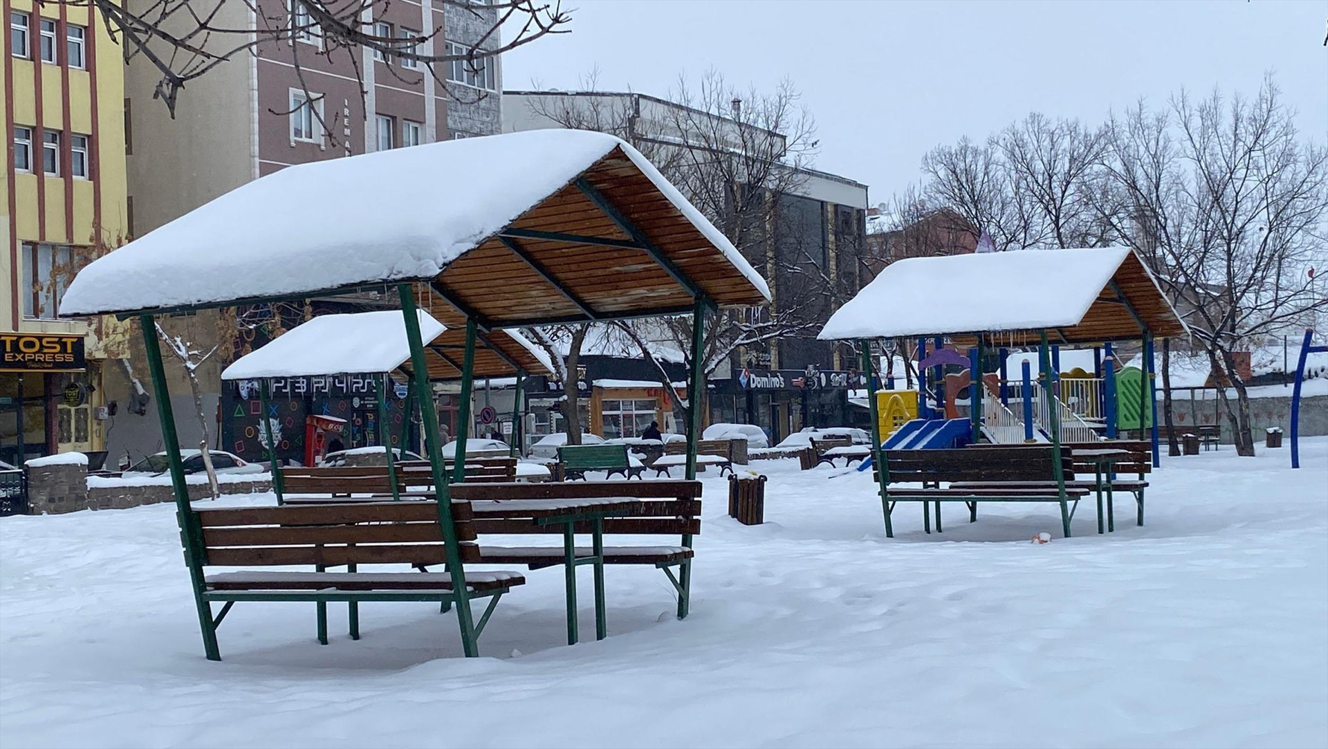 Hava sıcaklığı eksi 30,9 derece... Buz sarkıtları insan boyuna ulaştı