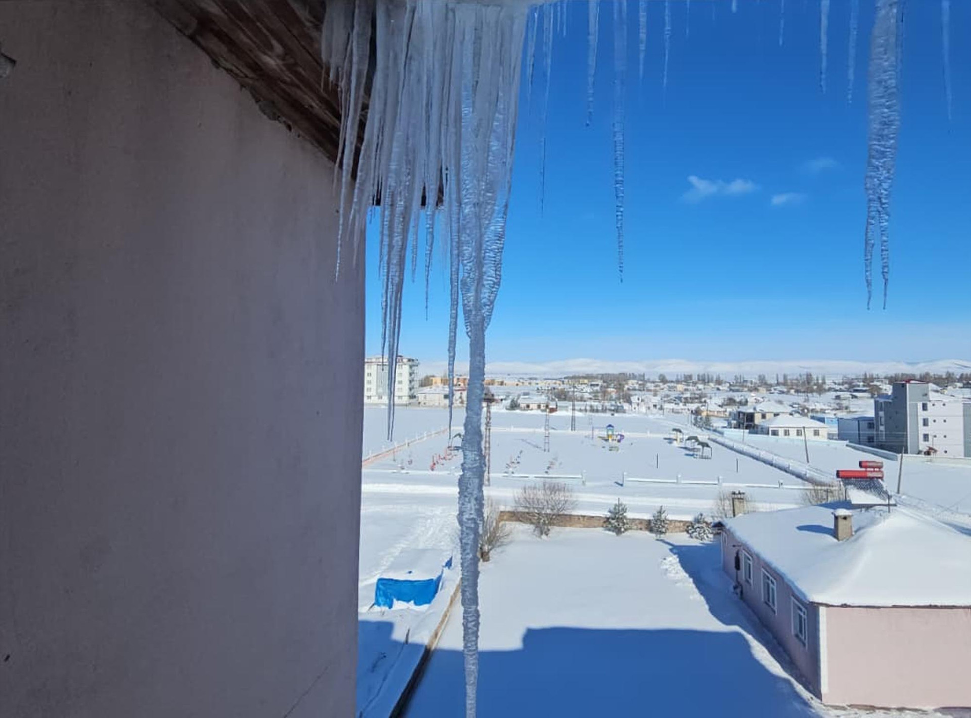Hava sıcaklığı eksi 30,9 derece... Buz sarkıtları insan boyuna ulaştı