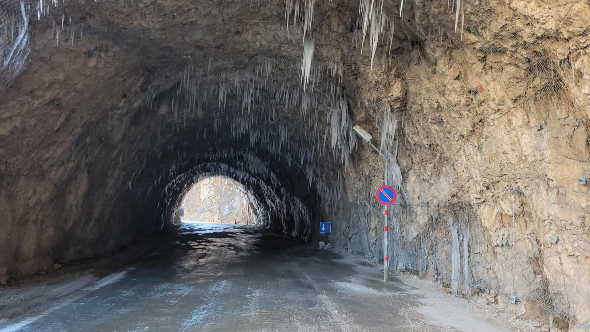 Hava sıcaklığı eksi 30,9 derece... Buz sarkıtları insan boyuna ulaştı