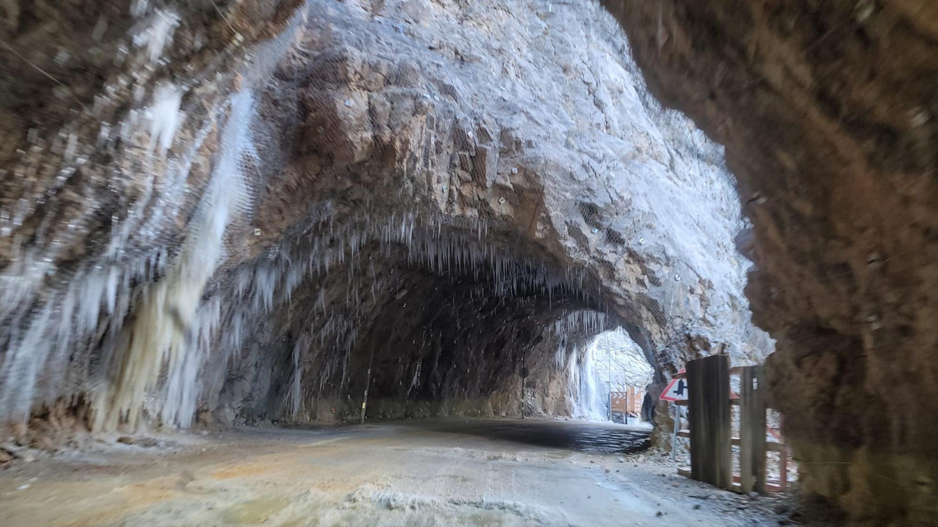 Hava sıcaklığı eksi 30,9 derece... Buz sarkıtları insan boyuna ulaştı