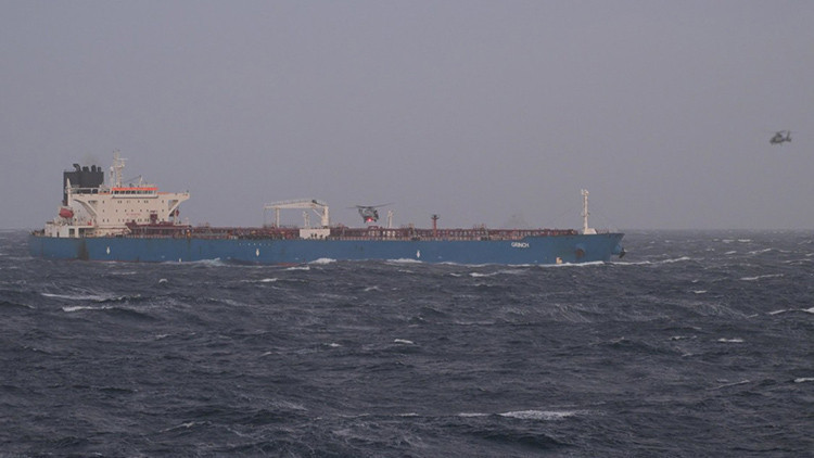 Macron duyurdu: Fransa'dan Rus tankere baskın