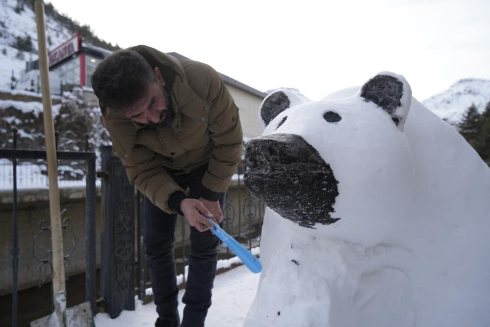 Gümüşhaneli tır şoförünün karlı sanatı: Anne ve yavru ayı heykeli ilgi odağı oldu!