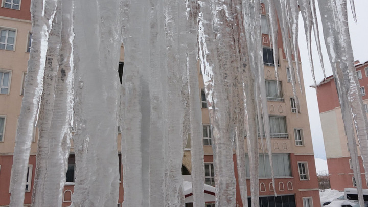 Dondurucu soğuklar etkili oluyor! Buz sarkıtlarının boyu 5 metreyi aştı... Valilik'ten uyarı: Çatı ve saçak altında durmayın