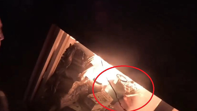 Felakete yol açabilirdi: İtfaiye eri alevlerin arasına dalıp içeriden çıkardı