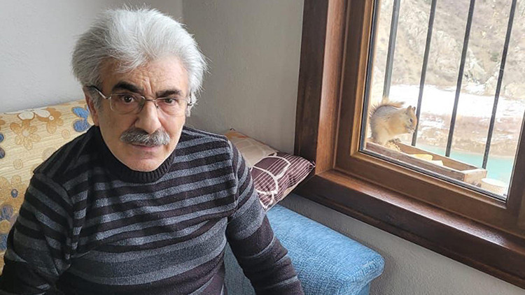 Adını 'Rıfkı' koydu: Her gün penceresine gelip karnını doyuruyor