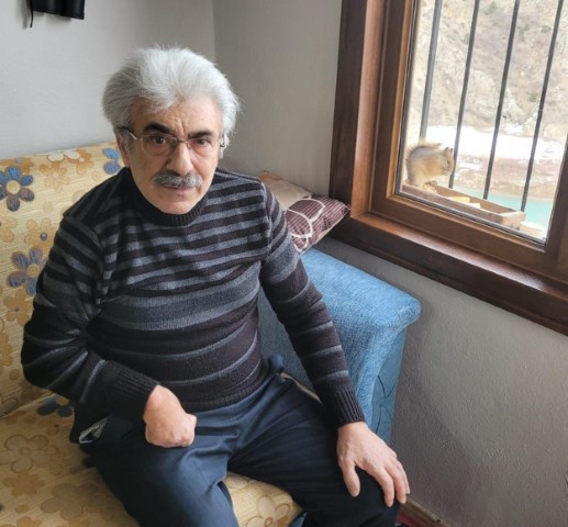  Her gün penceresine gelip karnını doyuruyor