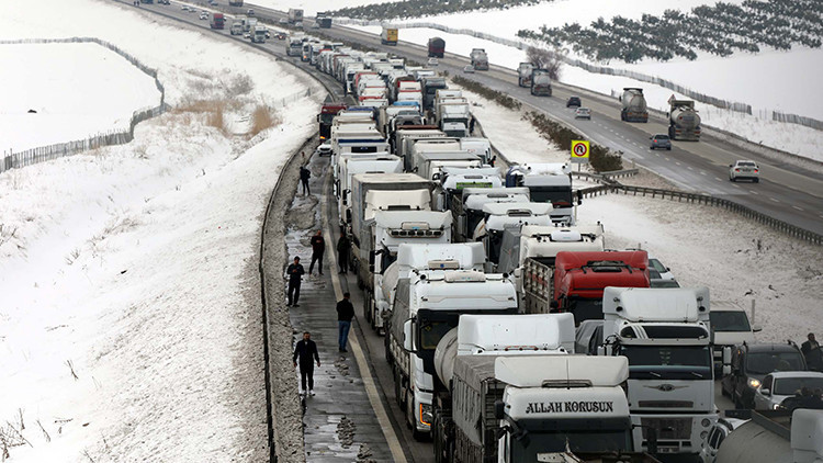 Kar yağışı bastırdı, otoyolunda kilometrelerce kuyruk oluştu