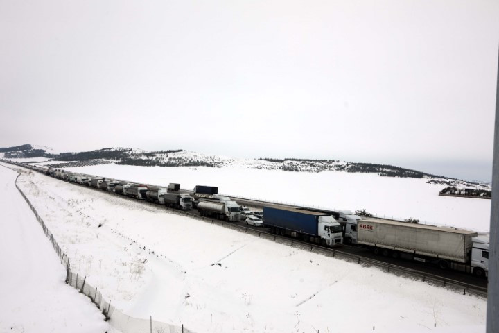 Kar yağışı bastırdı, otoyolunda kilometrelerce kuyruk oluştu
