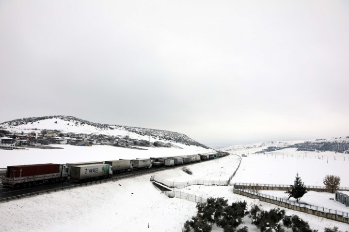 Kar yağışı bastırdı, otoyolunda kilometrelerce kuyruk oluştu