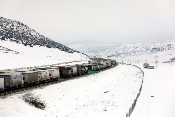 Kar yağışı bastırdı, otoyolunda kilometrelerce kuyruk oluştu