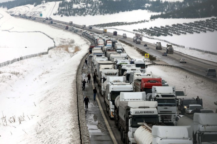 Kar yağışı bastırdı, otoyolunda kilometrelerce kuyruk oluştu