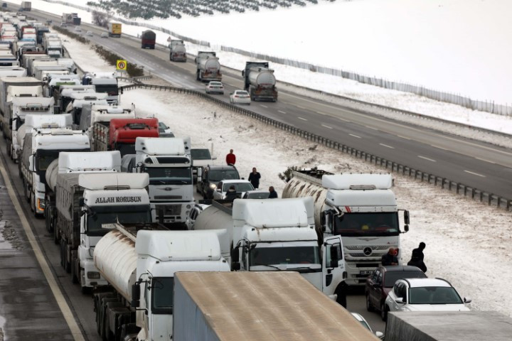 Kar yağışı bastırdı, otoyolunda kilometrelerce kuyruk oluştu