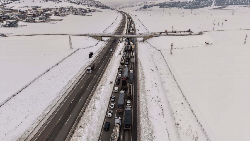 Kar yağışı bastırdı, otoyolunda kilometrelerce kuyruk oluştu