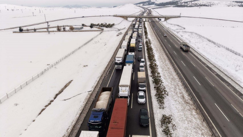 Kar yağışı bastırdı, otoyolunda kilometrelerce kuyruk oluştu