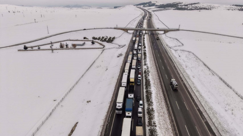 Kar yağışı bastırdı, otoyolunda kilometrelerce kuyruk oluştu