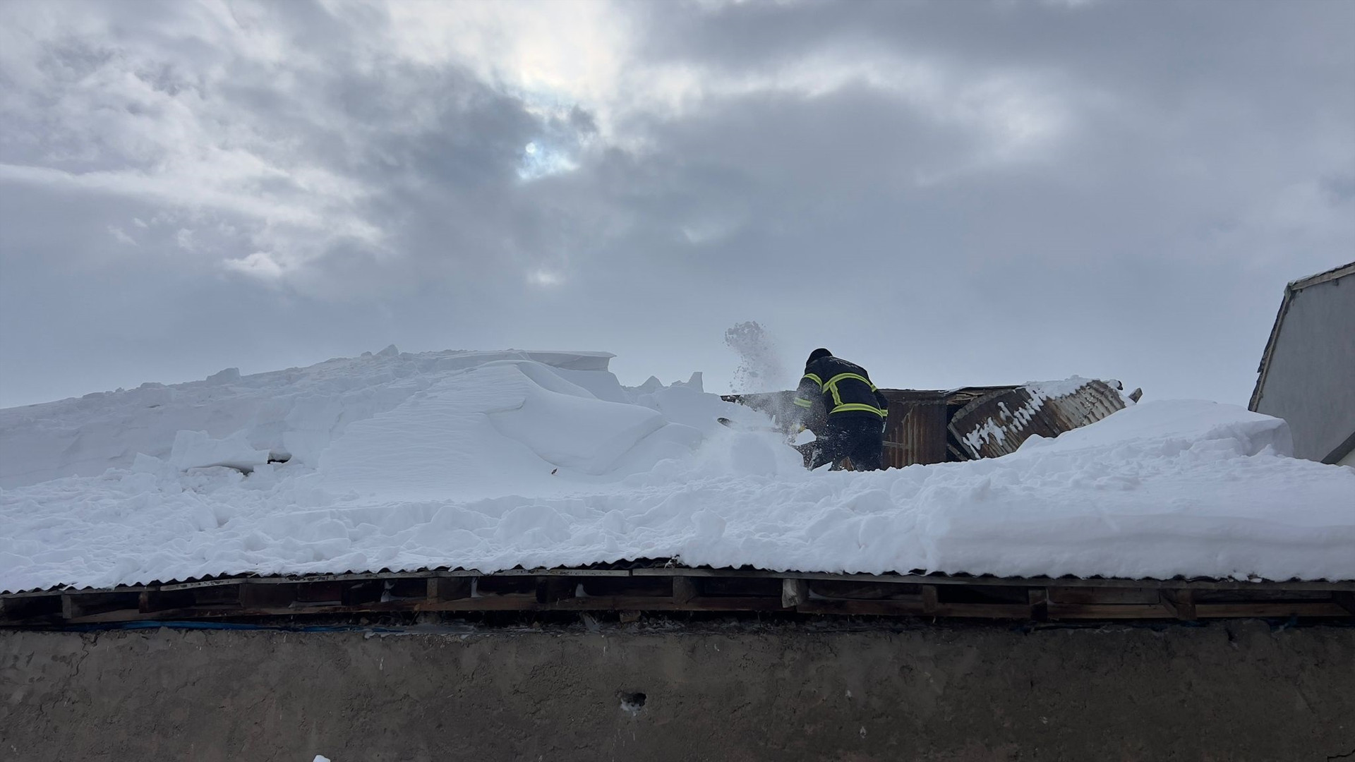 Yoğun kar yağışı etkili oluyor! Faciadan dönüldü: Kerpiç evin çatısı çöktü, duvarları çatladı