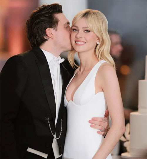  Kollarını boynuna dolamıştı... Çok uygunsuz bir andı