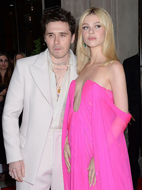  Kollarını boynuna dolamıştı... Çok uygunsuz bir andı