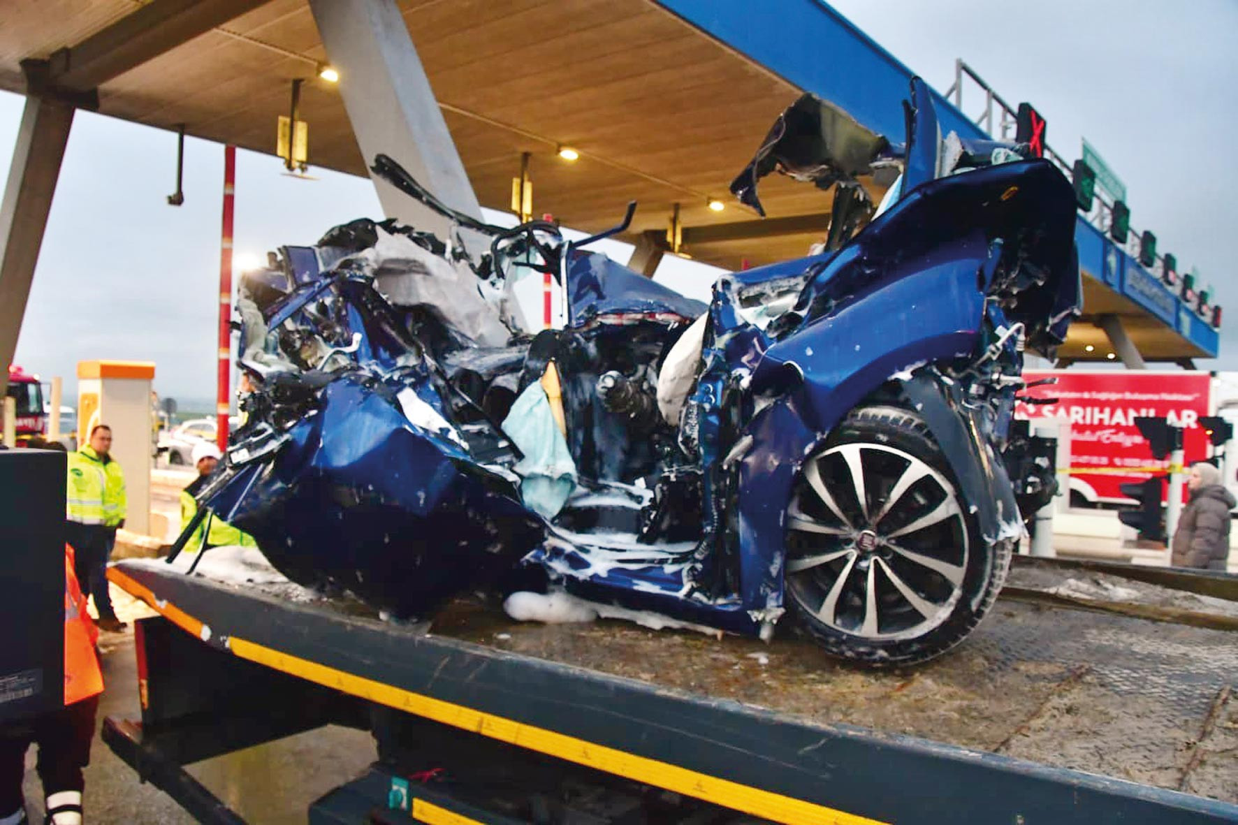 Otobüs otomobili biçti: 2 ölü