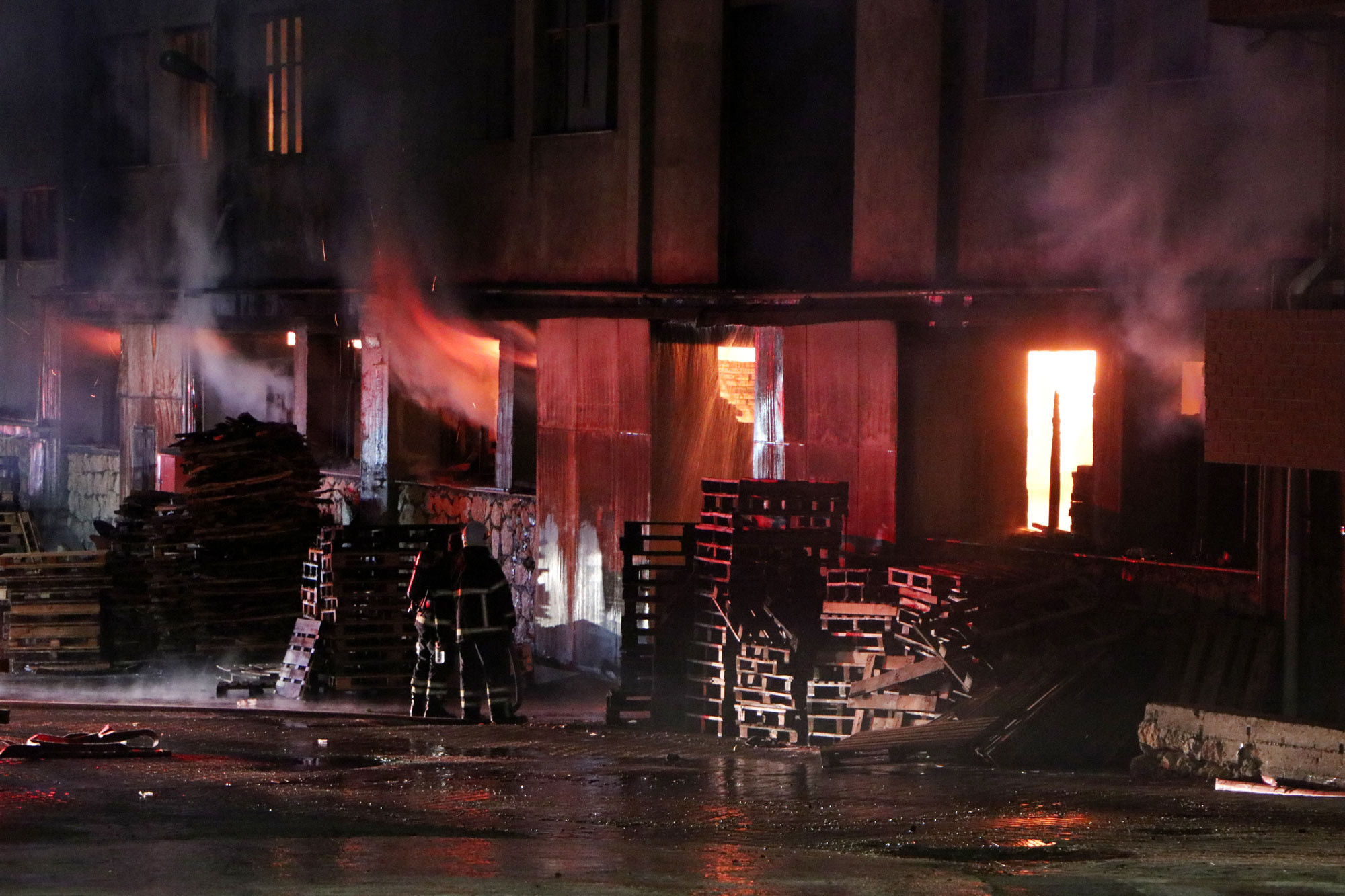 Adana'da parke ve panel üretilen fabrikada yangın