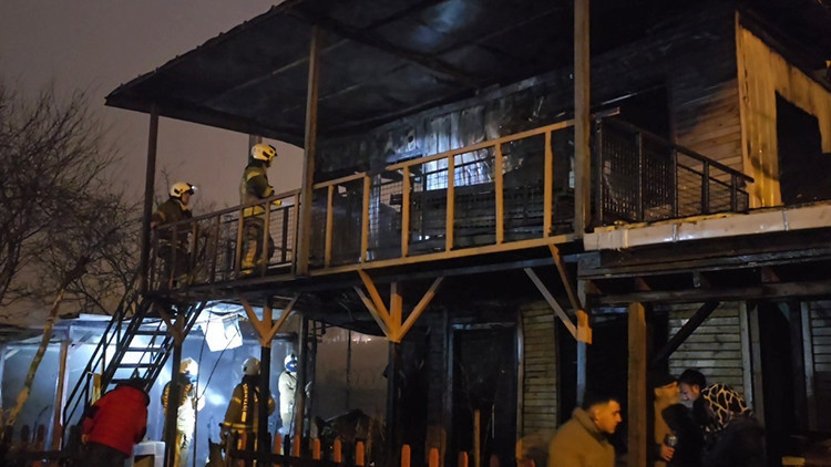 Sancaktepe'de ahşap baraka yangını