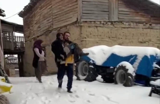 90 yaşındaki hastayı kucağını alarak ambulansa taşıdı