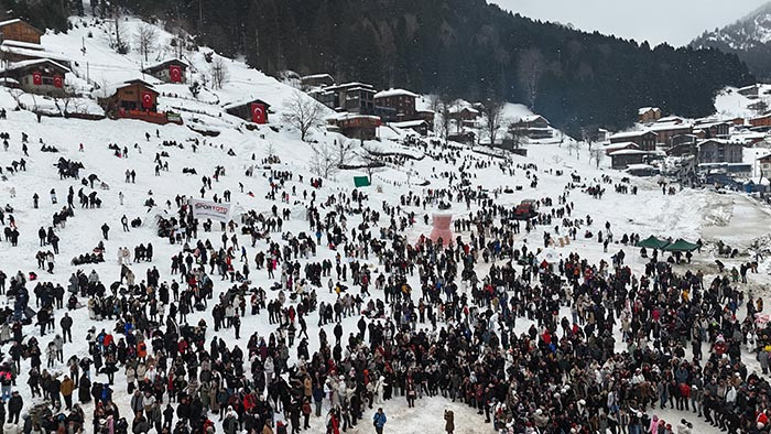 8 günde yaptılar Bu serüven kırmızı bir kamyonetin üzerinde başladı 8 günde yaptılar Bu serüven kırmızı bir kamyonetin üzerinde başladı
