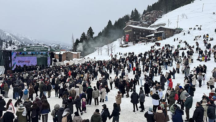 8 günde yaptılar Bu serüven kırmızı bir kamyonetin üzerinde başladı 8 günde yaptılar Bu serüven kırmızı bir kamyonetin üzerinde başladı