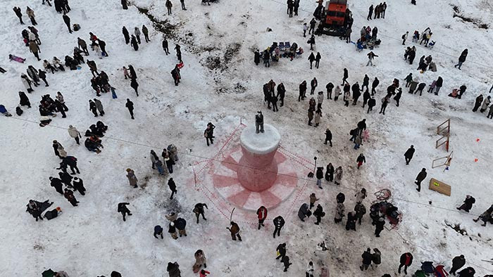 8 günde yaptılar Bu serüven kırmızı bir kamyonetin üzerinde başladı 8 günde yaptılar Bu serüven kırmızı bir kamyonetin üzerinde başladı